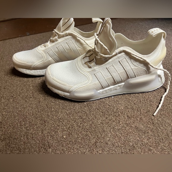 🔥🔥BRAND NEW WITHOUT BOX- ADIDAS Ladies size 7 cream sneakers. - Picture 10 of 10